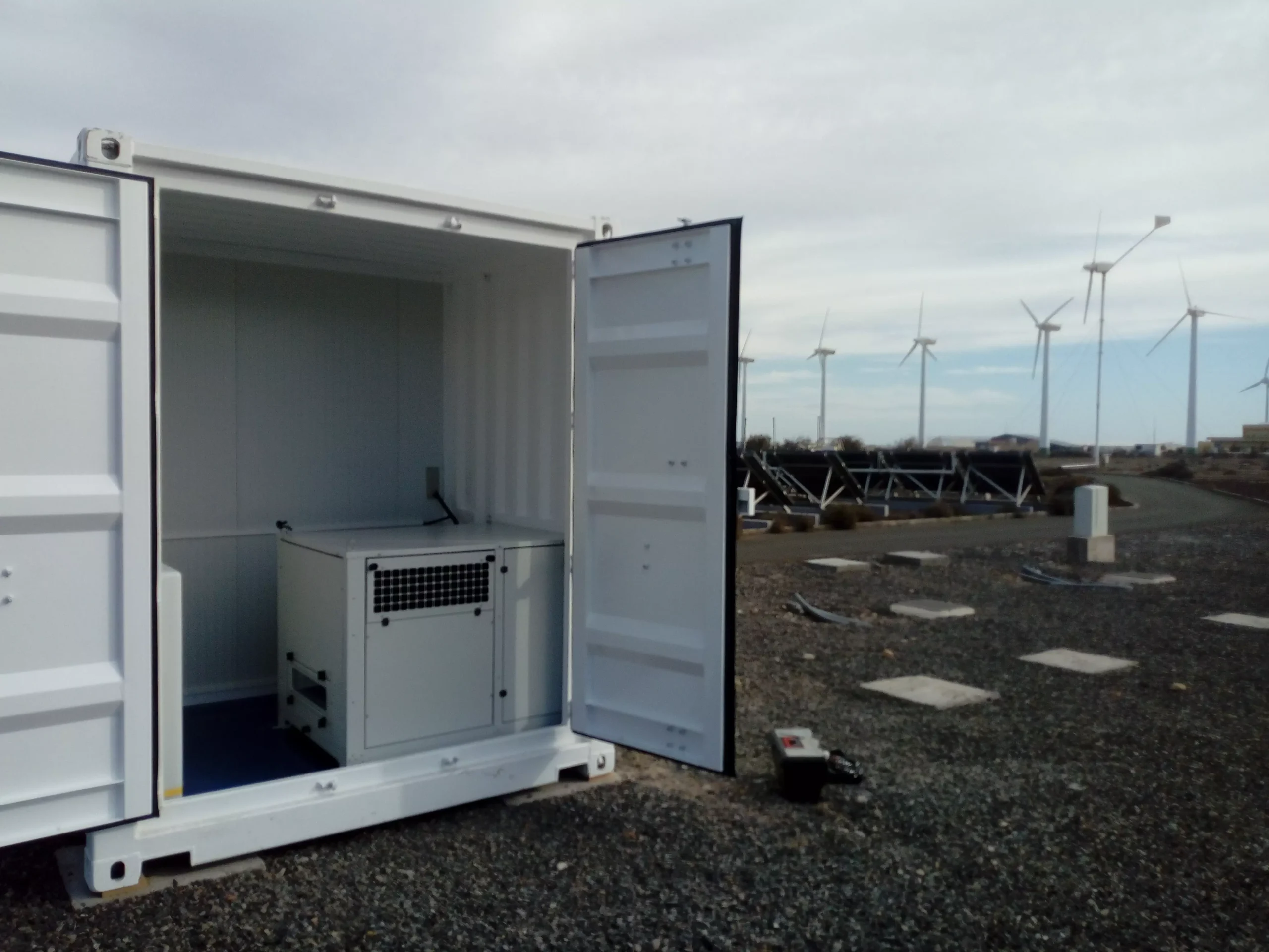 Generador de agua atmosférica instalado en ubicación remota